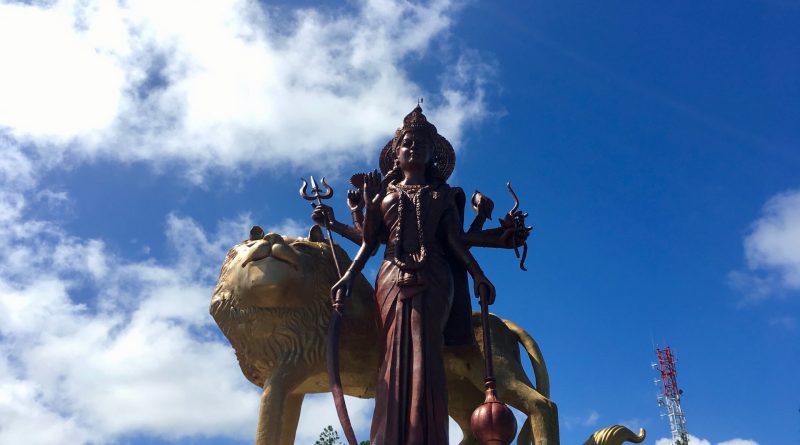 La statua di Durga all'ingresso del lago sacro Ganga Talao